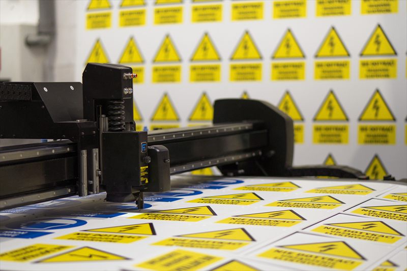 Cutter CNC tnący znaki — Drukarnia DPI